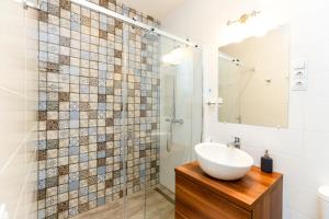Ένα μπάνιο στο D8 Design Apartment & Studio +14 φωτογραφίες