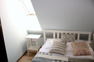 Łóżko lub łóżka w pokoju w obiekcie Willa Idylla