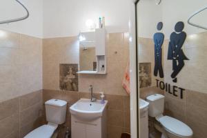 Koupelna v ubytování Pijama Hostel + 37 fotografií