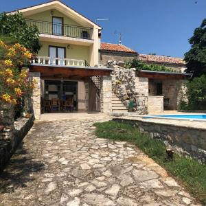 een extern uitzicht op een huis met een zwembad bij Stancieta Ulrihi in Marasi