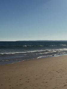 ポルティマンにあるCasa Tarikの海を背景に広がる砂浜