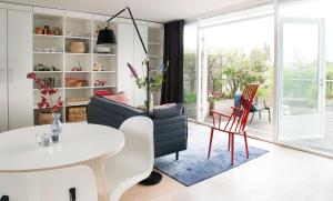 a living room with a white table and chairs at BB Museumquarter in Amsterdam