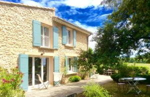 ein Haus mit einem Tisch und Stühlen davor in der Unterkunft Oustau du Ventoux in Bédoin