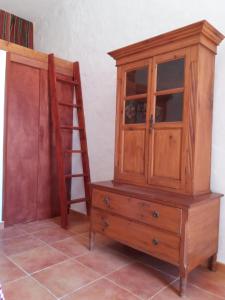 a wooden cabinet with a ladder next to a shelf at Casita rural Molino de La Corte in Antigua