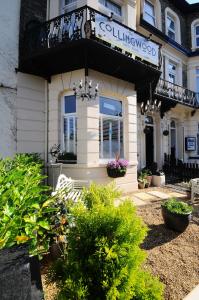 un edificio con balcón y plantas delante de él en The Collingwood Guest House, en Great Yarmouth