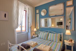 um quarto azul com uma cama e um espelho em Old City Romanitic Studios 1 with FREE private parking em Pula