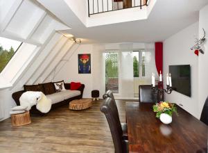una sala de estar con un sofá y una mesa en Black Forest Bollenhut Deluxe, en Lenzkirch