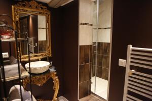 Koupelna v ubytování Chambres d'hôtes Le Repère des Anges et SPA