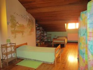 een slaapkamer met 2 bedden in een kamer met houten plafonds bij Clos Muneau in Aiguillon