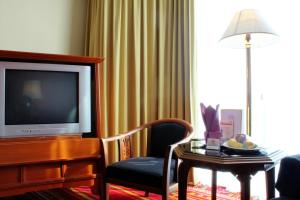 TV a/nebo společenská místnost v ubytování The Empress Hotel - SHA Extra Plus