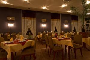 Reštaurácia alebo iné gastronomické zariadenie v ubytovaní Körös Panzió és Étterem
