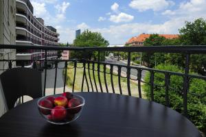 eine Schale mit Obst auf einem Tisch auf einem Balkon in der Unterkunft Sleep Well Wroclavia / Dyrekcyjna in Breslau
