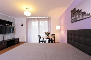 una camera con letto e tavolo con sedie di Sleep Well Wroclavia / Dyrekcyjna a Breslavia