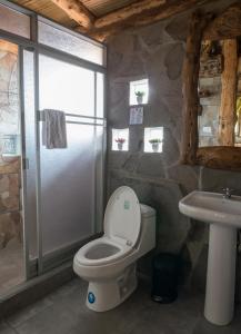 Koupelna v ubytování Zaysant Ecolodge + 37 fotografií