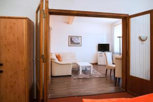 un soggiorno con divano bianco e tavolo di Hotel Weltrich a Saalfeld Altre 14 foto