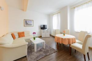 un soggiorno con un divano e un tavolo di Hotel Weltrich a Saalfeld