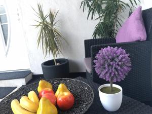 un tavolo con un piatto di frutta su un tavolo di Studio Lavander a Kaštela (Castelli)