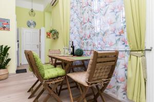 uma sala de jantar com uma mesa de madeira e cadeiras em Jungle design apartment em Budapeste