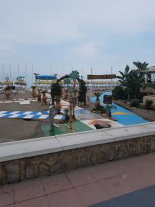 einen Park mit einem Spielplatz mit Tischen und Sonnenschirmen in der Unterkunft Cuesta del Tajillo in Torremolinos