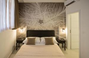 ein Schlafzimmer mit einem großen Bett mit zwei Nachttischen in der Unterkunft Apartment & Room Split Lea in Split