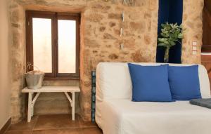 a living room with a white couch and a table at Casiña Mariñeira in San Pedro