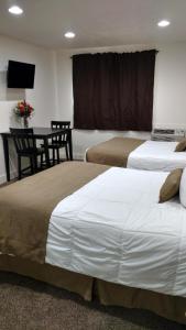 Cama ou camas em um quarto em Cattlemen Motel