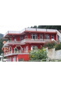 Casa roja con balcón en una colina en 2bhk Apartments near Khajjiar Lake, en Khajjiar 