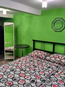 モスクワにあるАппартаменты двухэтажные на полярной 31 стр 1の緑の壁の緑のベッドルーム(ベッド付)