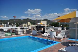 een zwembad op het dak van een gebouw bij Hotel Arona in Villa Carlos Paz