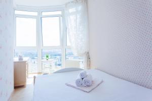キーウにあるStylish views Apartments in the parasol. Parus .Obolonskaya embankmentの白いベッドルーム(タオル付きのベッド付)