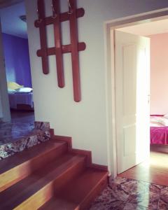 een kamer met een trap met houten kruisen aan de muur bij Apartments Vitic in Sutomore