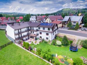 Una vista aérea de una casa grande con patio. en Dworek Nad Białką Apartamenty-Pokoje-Białka Tatrzańska-Czarna Góra, en Czarna Góra