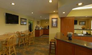 En restaurant eller et andet spisested på America's Best Value Inn & Suites International Falls