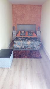 1 dormitorio con 1 cama y suelo de madera en Apartamento da Ferreirinha, en Peso da Régua