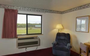 A seating area at America's Best Value Inn & Suites International Falls