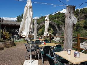 マドリガル・デ・ラ・ベラにあるLA COCHERAの傘椅子のテーブル