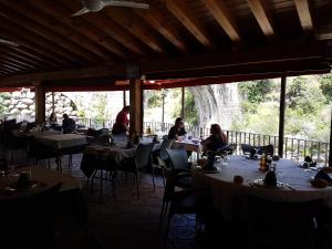 マドリガル・デ・ラ・ベラにあるLA COCHERAのレストランのテーブルに座っている人々のグループ