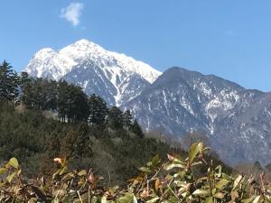 Une montagne enneigée au loin dans l'établissement Alps Lodge & Spa, à Hokuto