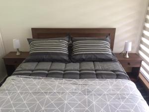 Ένα ή περισσότερα κρεβάτια σε δωμάτιο στο Alta Vista Pucon Centro +63 φωτογραφίες