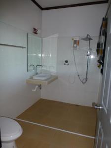 ein Bad mit einer Dusche, einem Waschbecken und einem WC in der Unterkunft Kathalee Beach Resort & Spa in Ko Lipe