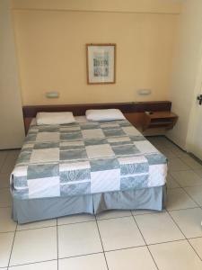 um quarto com uma cama num quarto em FortalezAmar Hotel Praia Mansa em Fortaleza