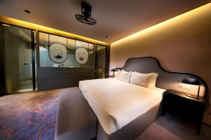 um quarto com uma cama com faces na parede em Resorts World Genting - Genting SkyWorlds Hotel em Genting Highlands