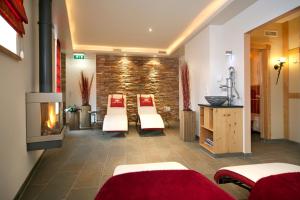a living room with two beds and a fireplace at Aparthotel Ons Epen in Epen
