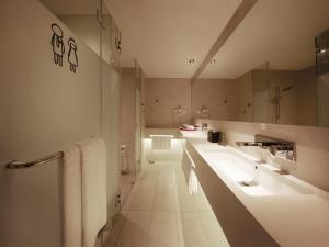 ゲンティンハイランドにあるResorts World Genting - Genting SkyWorlds Hotelのバスルーム(シンク2台、大きな鏡付) +27枚の写真