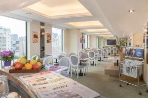 una sala de espera con mesas y sillas en un edificio en Silka Seaview Hotel, en Hong Kong