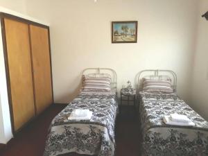 Habitación pequeña con 2 camas en Quinta Valvanera en Salta