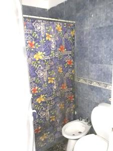 baño con cortina de ducha con flores en Quinta Valvanera en Salta