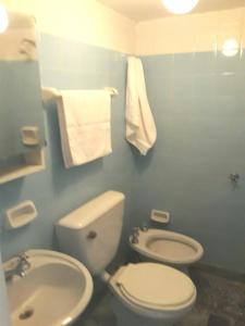 y baño con aseo blanco y lavamanos. en Quinta Valvanera en Salta