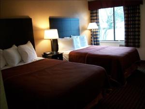 een hotelkamer met 2 bedden en een raam bij Americas Best Value Inn Romulus/Detroit Airport in Romulus