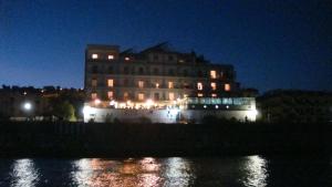 Výhled na řeku, která protéká v blízkosti hotelu